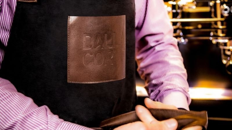 Complete the barista-look with the DC apron!